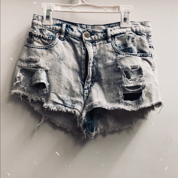 DISTRESSED HIGHWASTED SHORTS - Picture 2 of 6